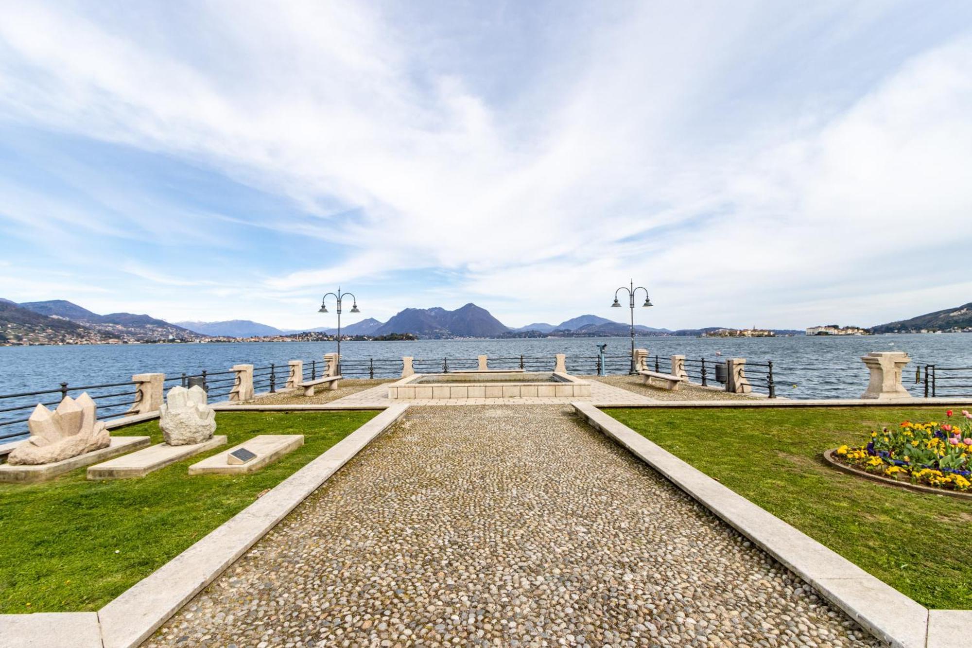 Golden Lake - Luxury Apartment ☆☆☆☆☆ - 100M From The Lake Baveno Bagian luar foto